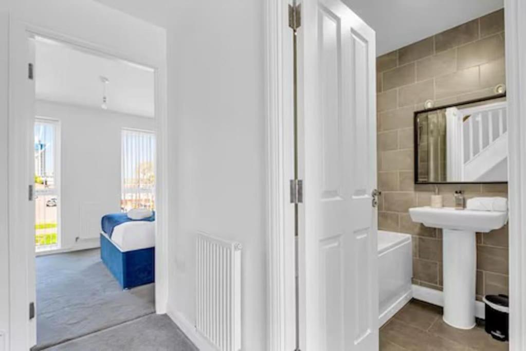 Contractors, Families, Tourists & Groups Welcome Sleeps Upto 9, Garden, Pet Allowed, Parking Included! Birmingham Zewnętrze zdjęcie