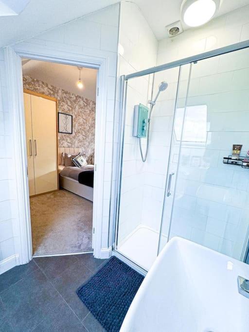Contractors, Families, Tourists & Groups Welcome Sleeps Upto 9, Garden, Pet Allowed, Parking Included! Birmingham Zewnętrze zdjęcie